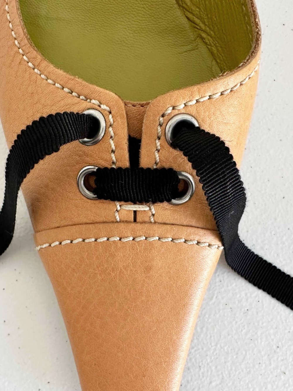 RARE Vintage Prada Eyelet Bow Mules Tan Leather Kitten Heels 39.5 Italy Y2K - Picture 9 of 13